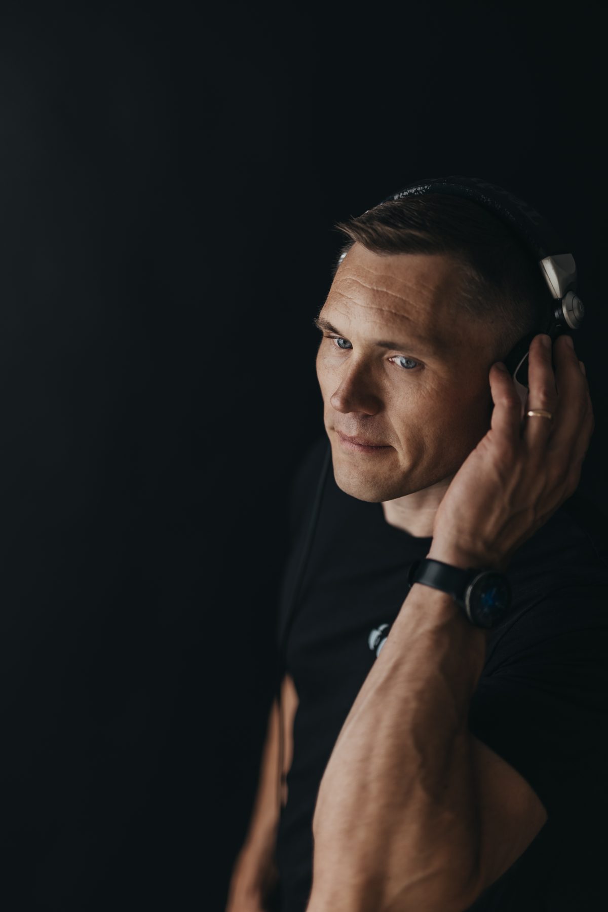 DJ MUMI mit Kopfhörern